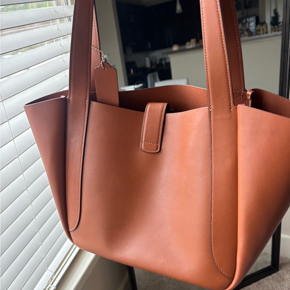 COACH Hadley Turnlock
Tote - Picture 4 of 5